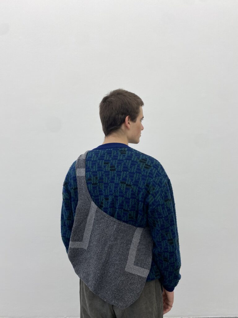 un mannequin (moi-meme) qui pose pour presenter un sac en bandouillere fait en upcycling