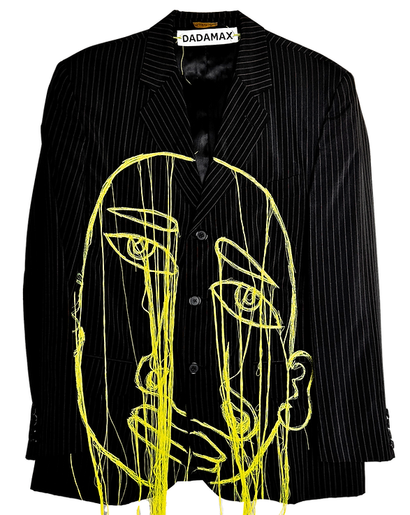 un blazer noir en upcycling sur fond blanc. avec un visage jaune tisse sur les trous