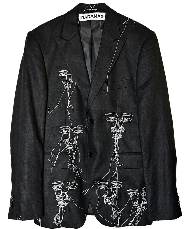 Un blazer noir sur fond blanc avec six visages cousu sur les trous du blazer en upcycling.