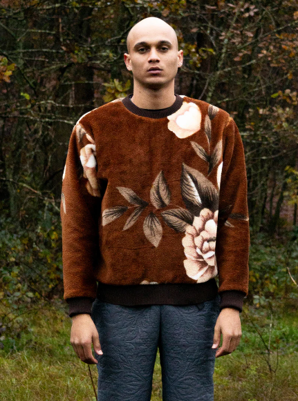 mannequin homme qui porte un pull en upcycling fait à partir de nappes.