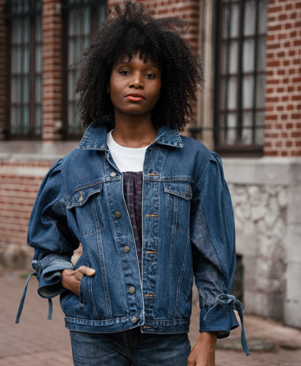 Mannequin portant une veste en jeans d'upcycling venant de la marque revivelab avec des noeux en jeans aux manches pour ajouter un style différent.