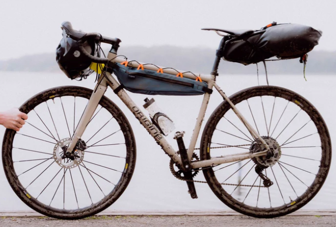 Un velo avec des equipements de sac de la marque la virgule