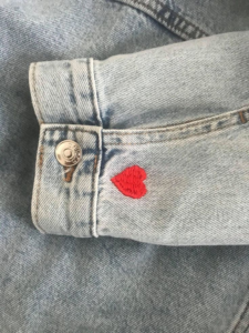 Broderie d'un coeur sur du jeans